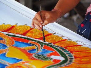 Atelier de batik peints à la main, sur la route.
